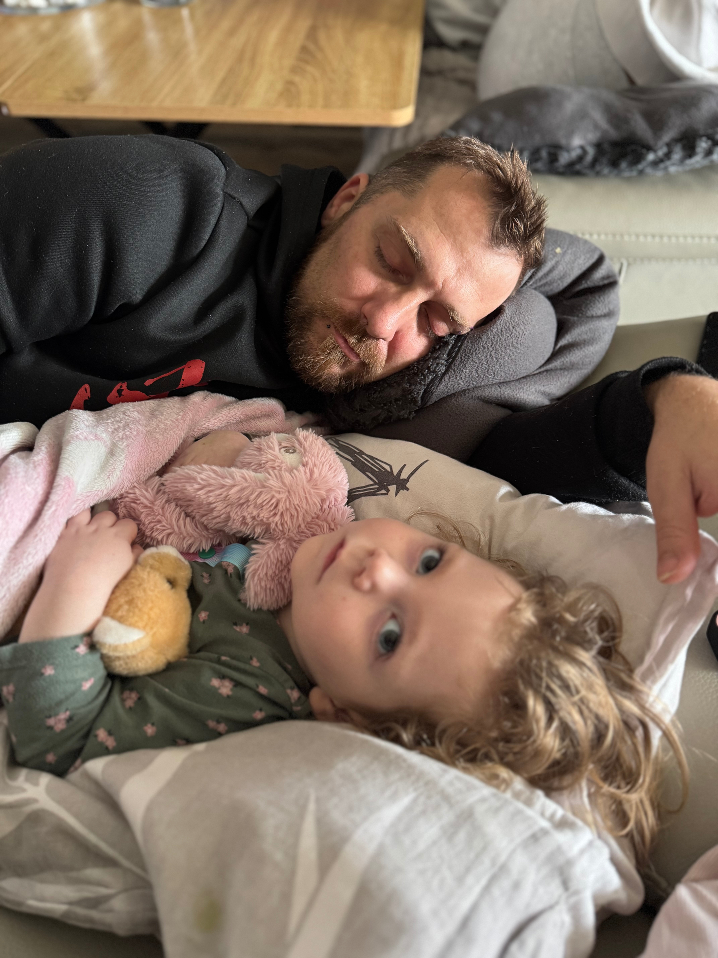 Naëlle blottie contre son papa