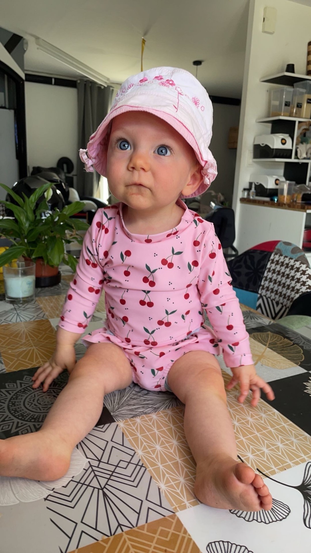 Naëlle bébé, chapeau rose et yeux bleus