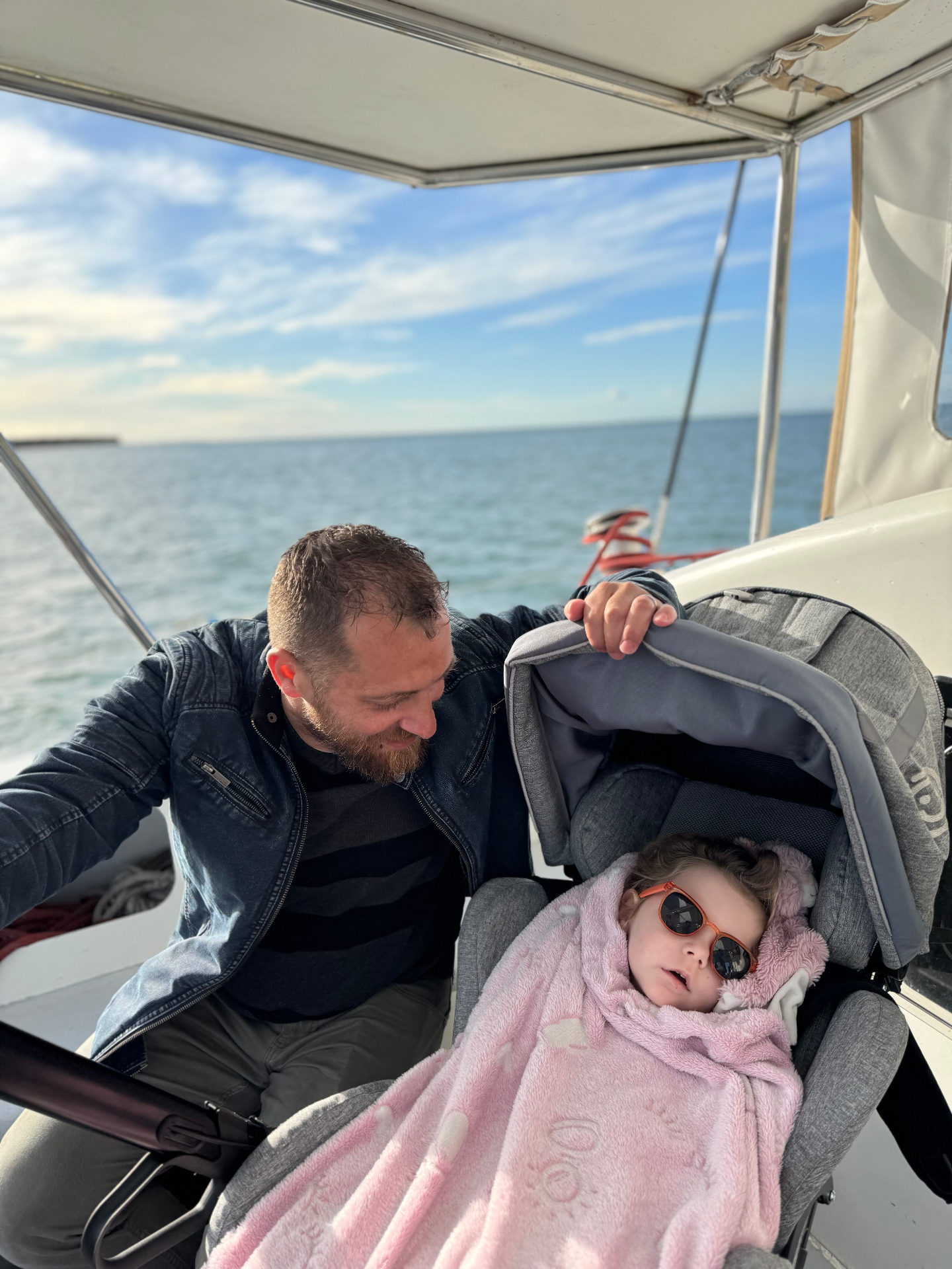 Naëlle et son papa en bateau