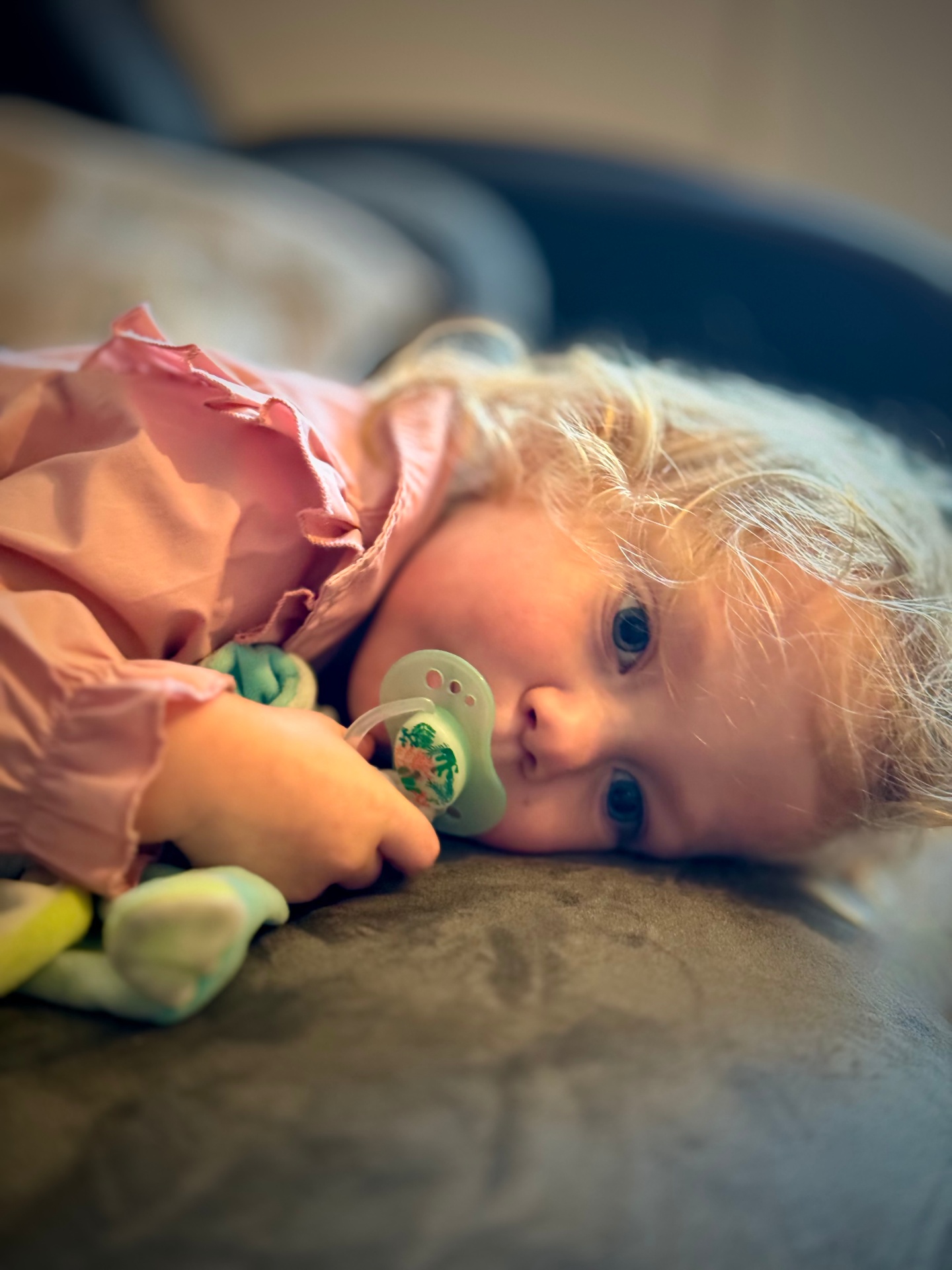 Naëlle endormie avec son doudou
