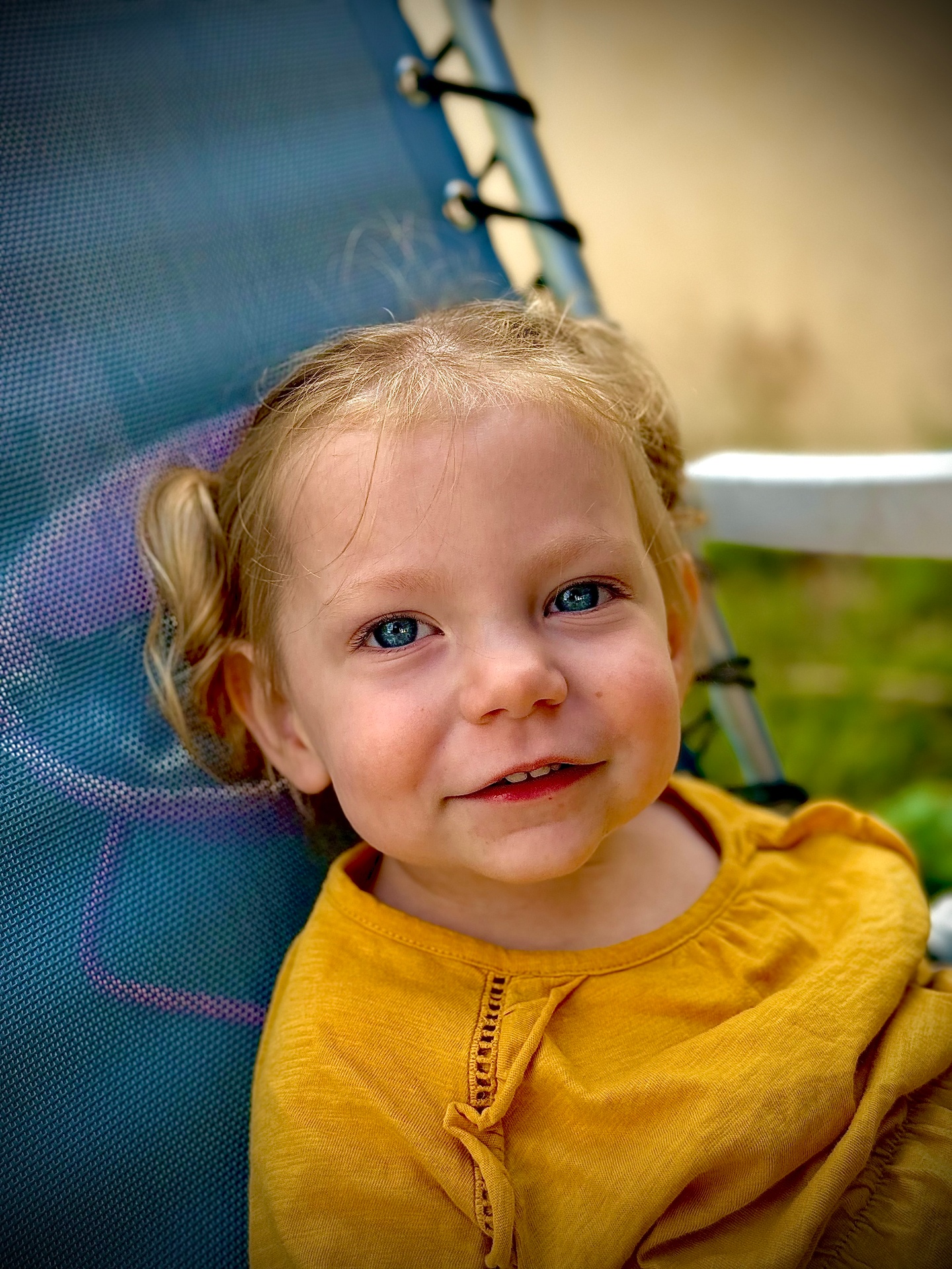 Naëlle dans son hamac, sourire lumineux